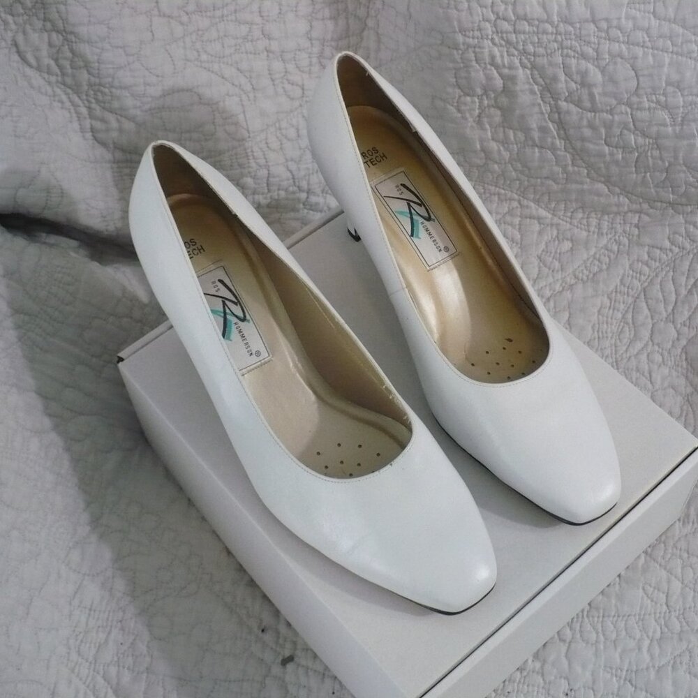 NEW WITHOUT BOX- ROS HOMMERSON WHITE LEATHER PUMPS WITH 2.5" HEEL- SIZE 13 WW